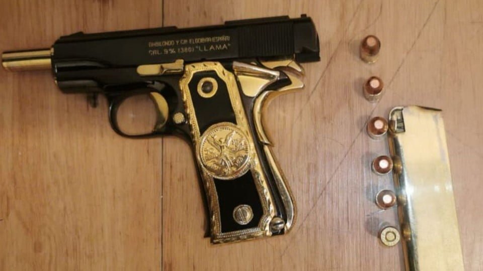 Encuentran un arma bañada en oro en vestidor de tienda departamental