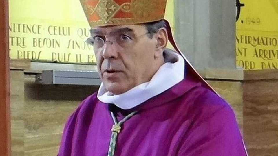 Arzobispo de París deja su cargo tras revelarse relación con una mujer
