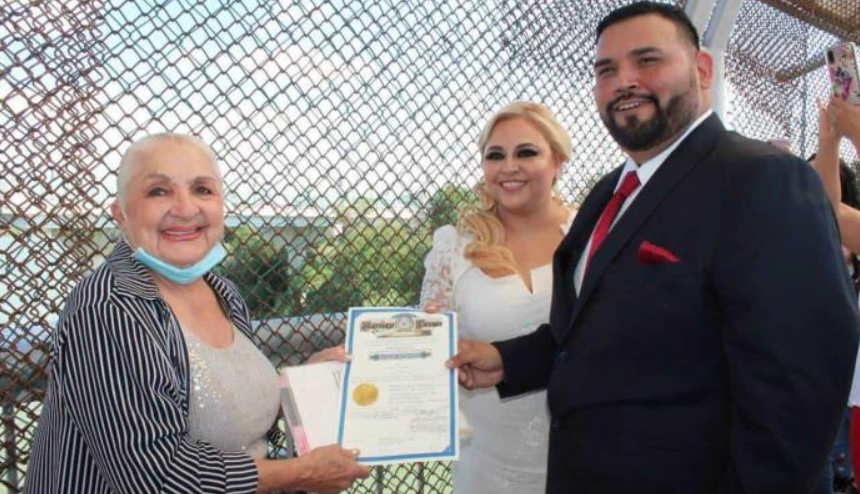 Mujer de Reynosa se casa con texano en medio de Puente Internacional