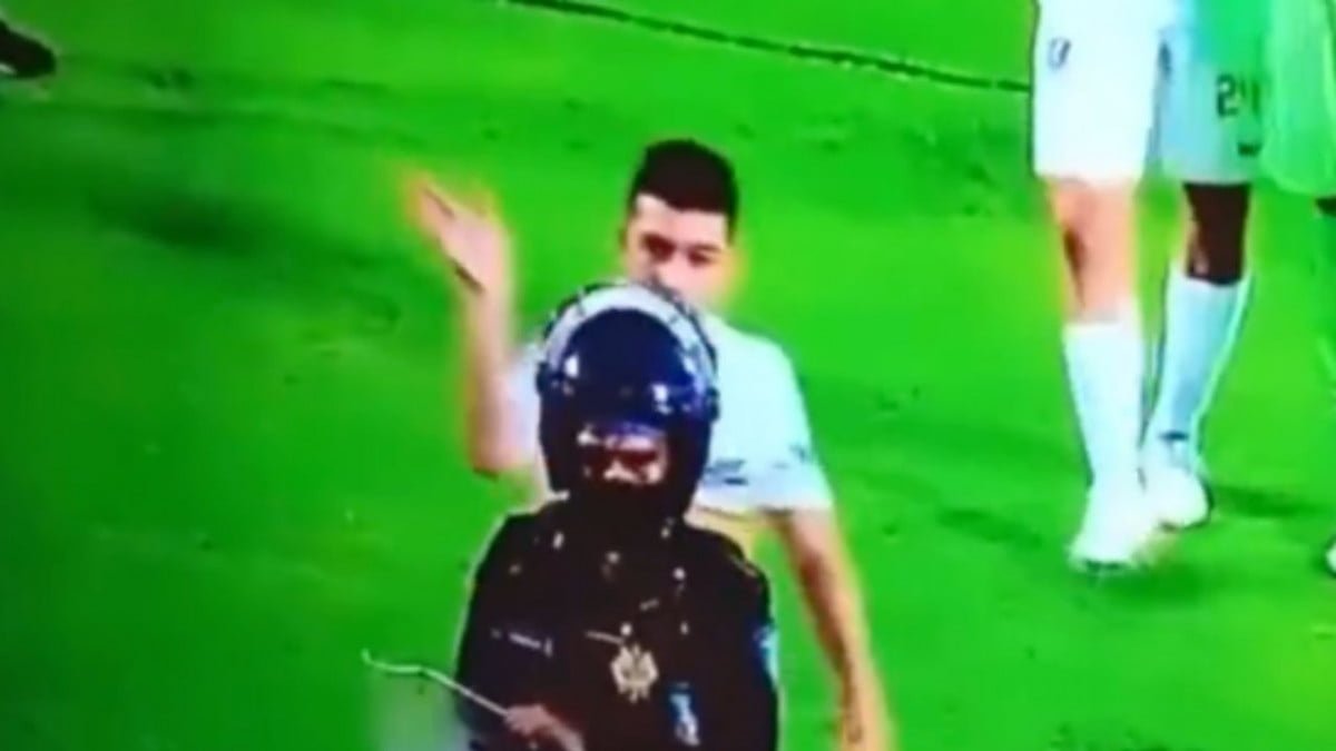 Jugador de pumas se emociona de mas y le da un “zape”a un policía