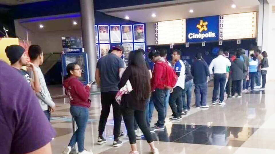 Largas filas en cines de Matamoros por boletos de “Spider-Man: No way home”