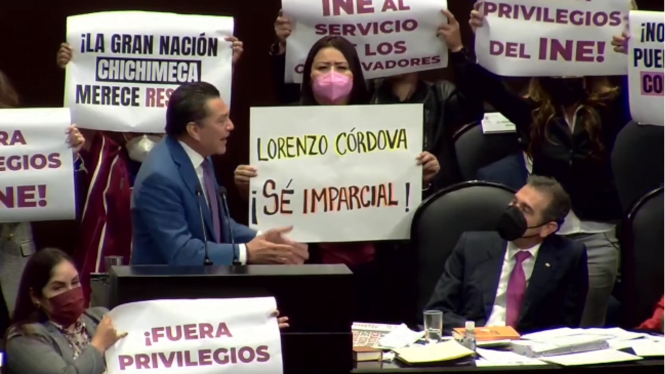 Con gritos de ¡Corrupto, traidor y bájate el sueldo! Morena recibe a Lorenzo Córdova en Cámara de Diputados