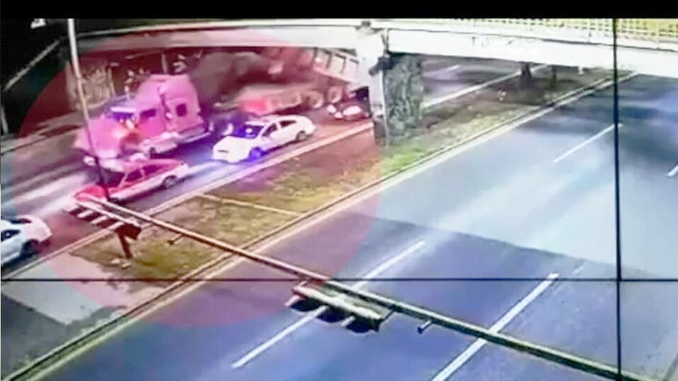 Tráiler derriba puente peatonal en la carretera México-Texcoco