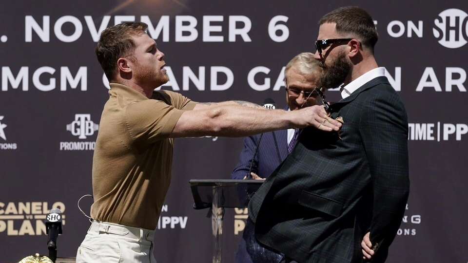 Canelo y Caleb olvidan la polémica; encuentro frío en Las Vegas