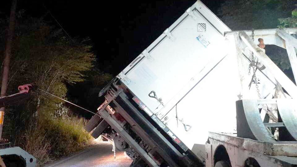 Camionero vuelca en la curva Chávez de la carretera Mante – Ocampo