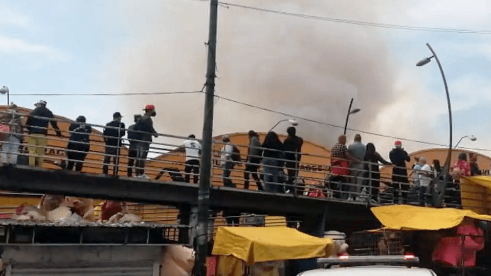 Reportan incendio en el Mercado de Sonora de la CDMX