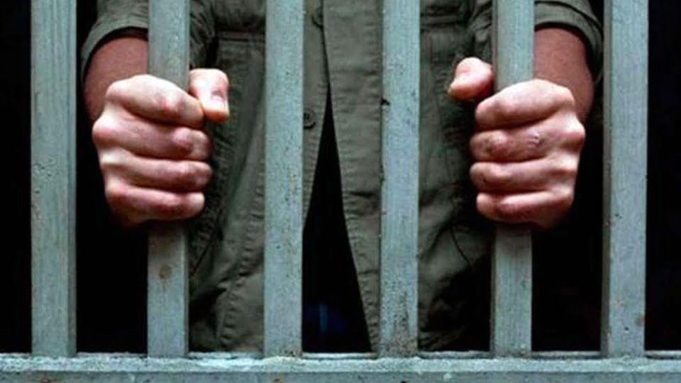 Hombre prefiere ir a la cárcel antes que quedarse en casa con su esposa