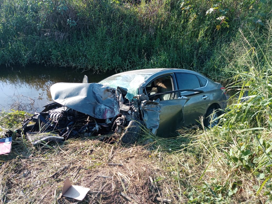 Dos lesionados en brutal choque contra tráiler en carretera a Xicoténcatl