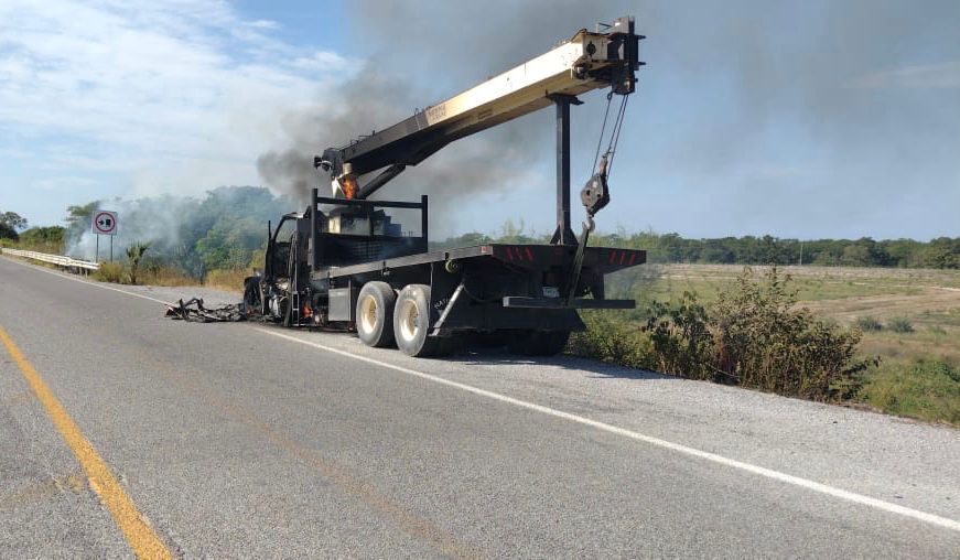 Grúa es consumida por el fuego en la carretera Tampico-Mante