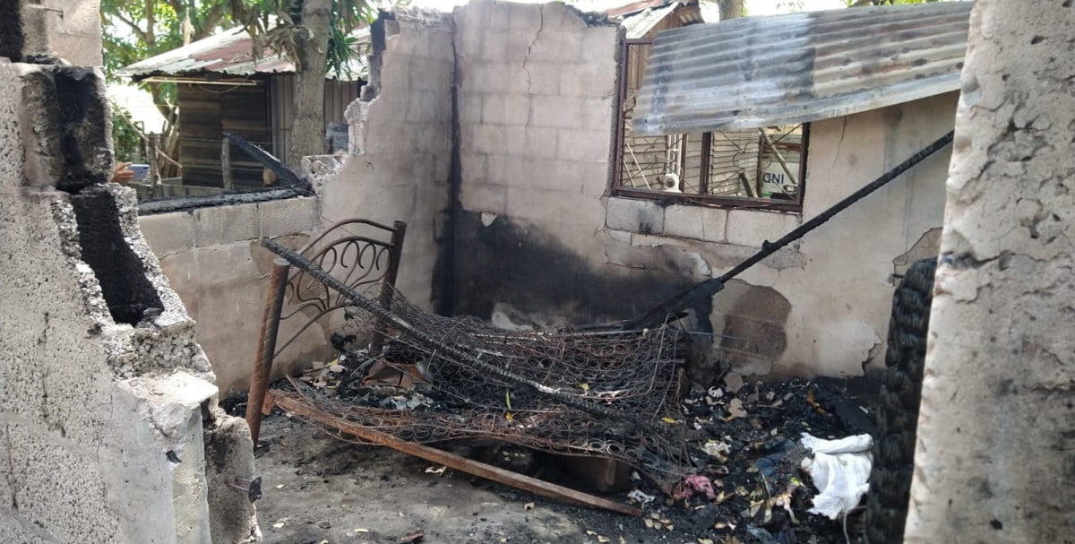 Pino de navidad se incendia y pepenadora se queda sin vivienda en Altamira