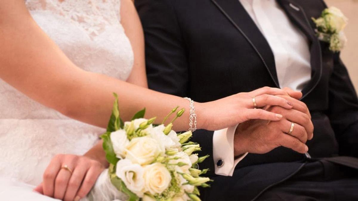 Mujer es sorprendida engañando a su esposo en la misma fiesta de la boda