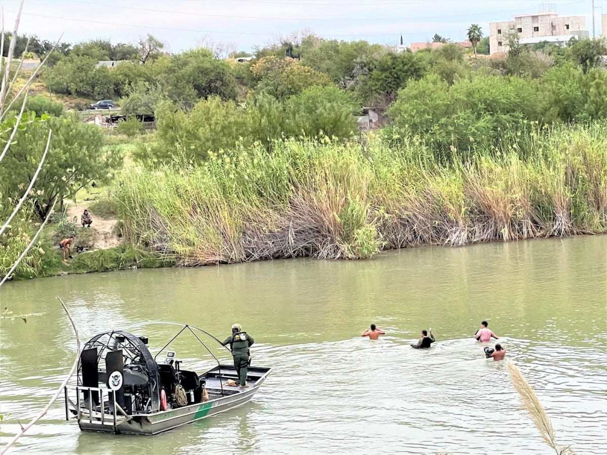 Operativo de migración frena a migrantes en el Río Bravo