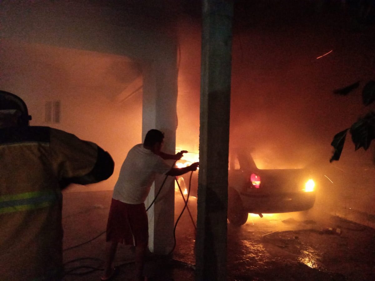 Se incendia vehículo en cochera del fraccionamiento 17 de enero en Cd. Madero