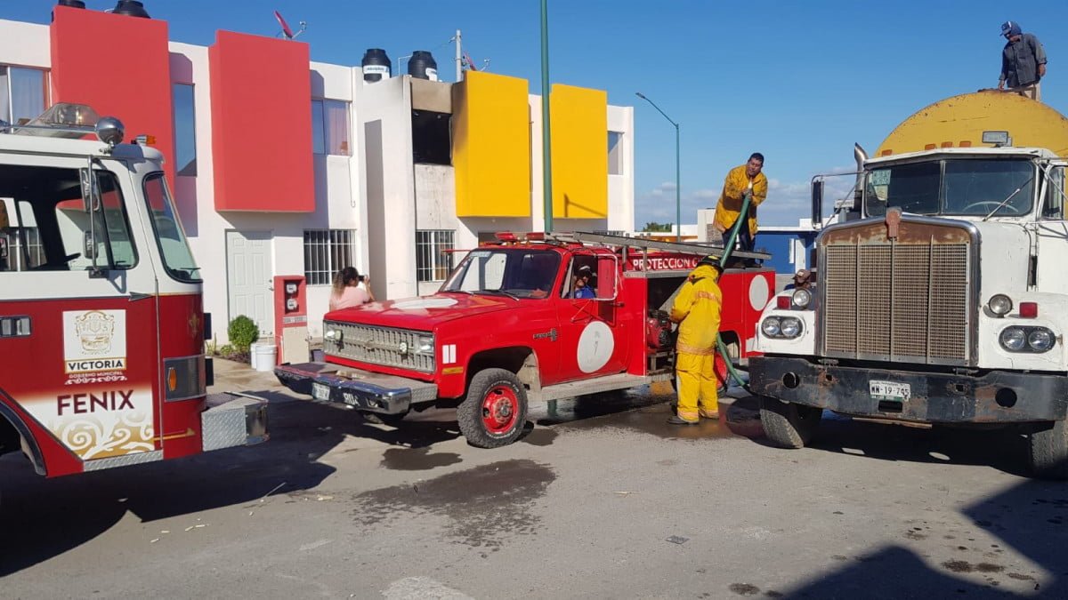 Rescatan a dos menores tras fuerte incendio de su casa