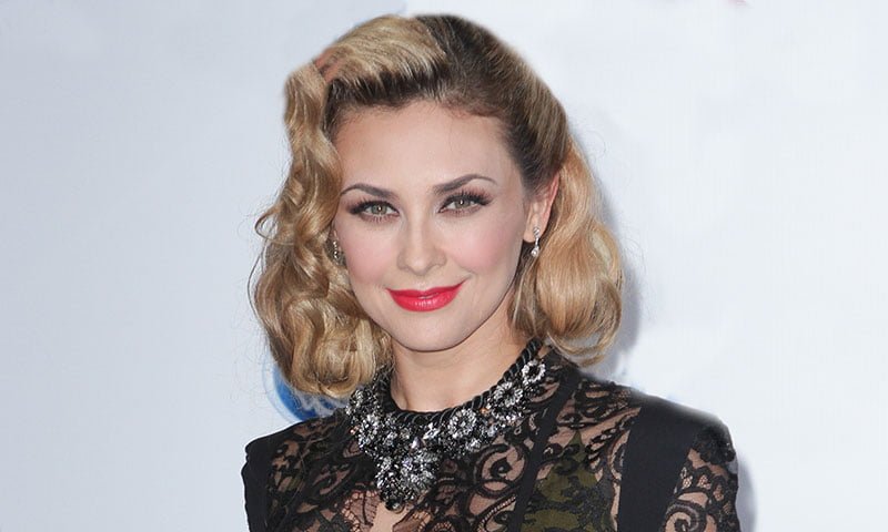 Aracely Arámbula se va contra reportera que abrió puerta de su auto