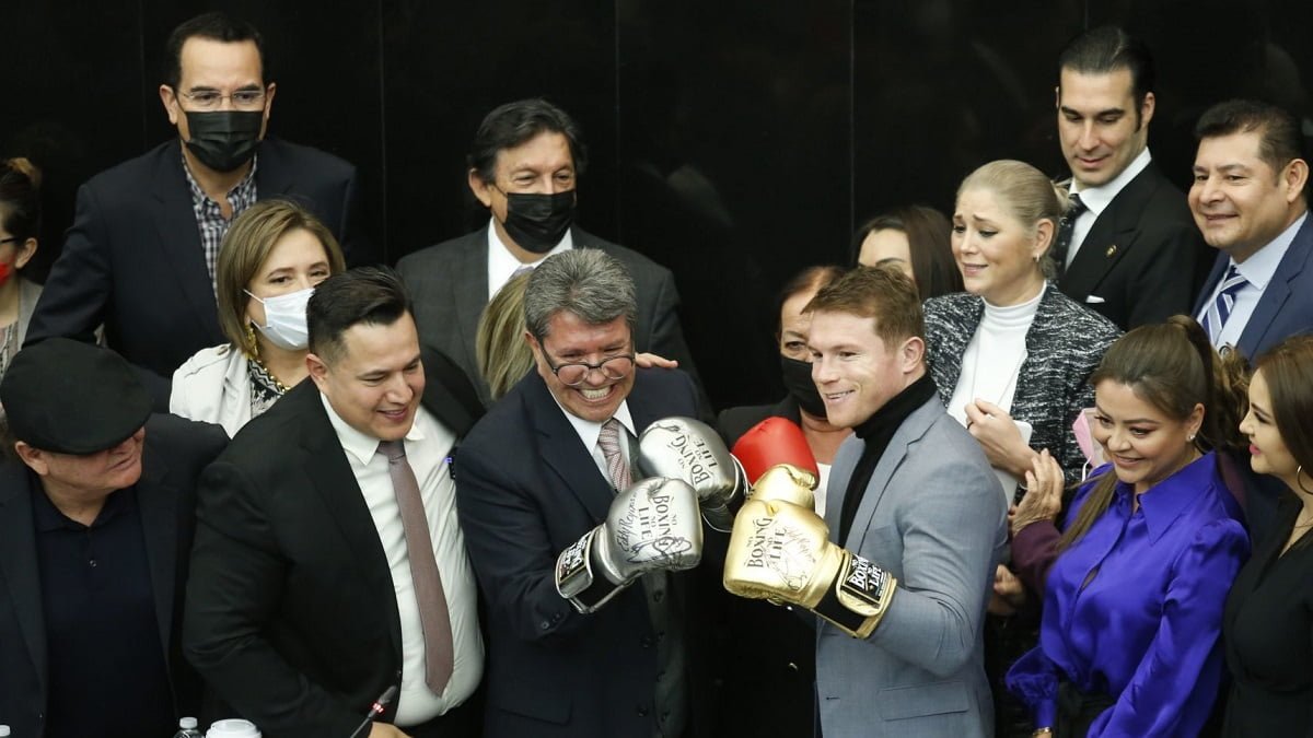Entrega Senado reconocimiento a Eddy Reynoso entrenador del Canelo Alvarez