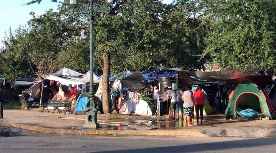 Crean Tianguis en campamento migrante para sobrevivir