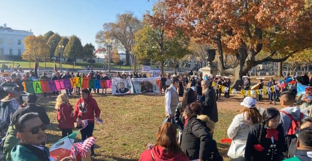 Mexicanos exigen reforma migratoria y expresan apoyo a AMLO afuera de la Casa Blanca