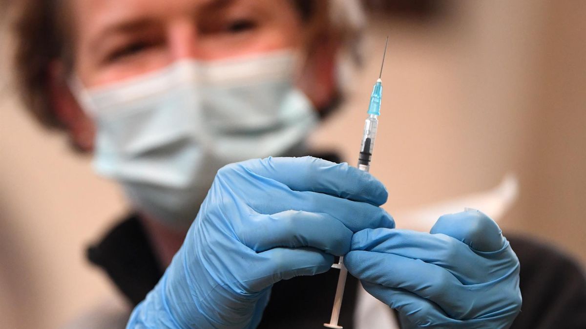 Asegura un estudio de Pfizer y BioNTech que tercera dosis de vacuna contra Covid-19 neutraliza a la variante ómicron