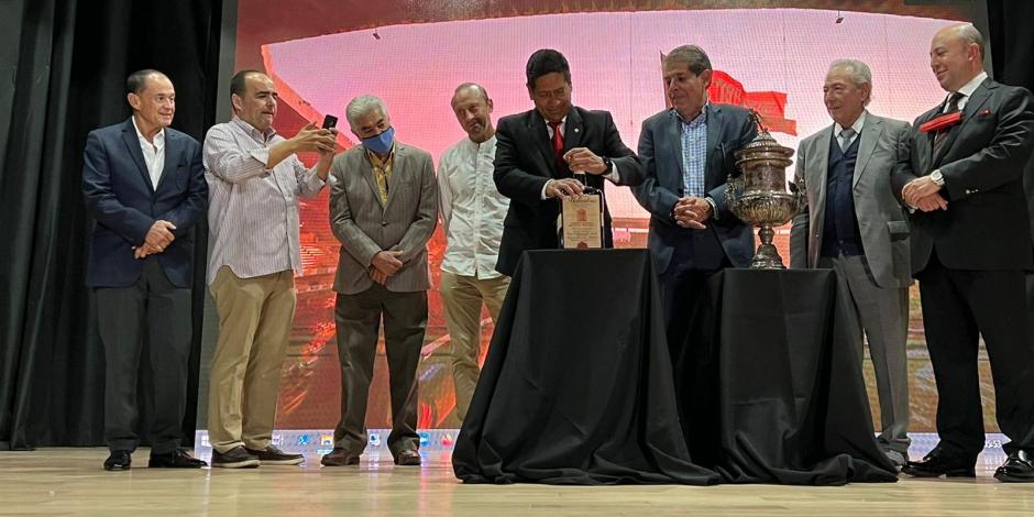 Atlas festejó título abriendo botella que llevaba guardada 67 años