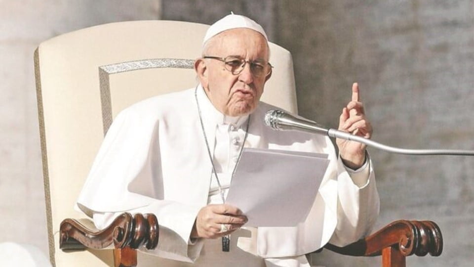 Lamenta el papa Francisco la reducción de inversión en educación y el aumento en armas