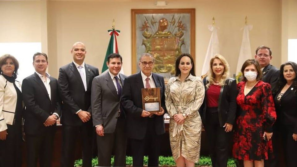 La alcaldesa de Nuevo Laredo, Carmen Lilia Canturosas, entrega las llaves de la ciudad al Doctor Víctor Treviño