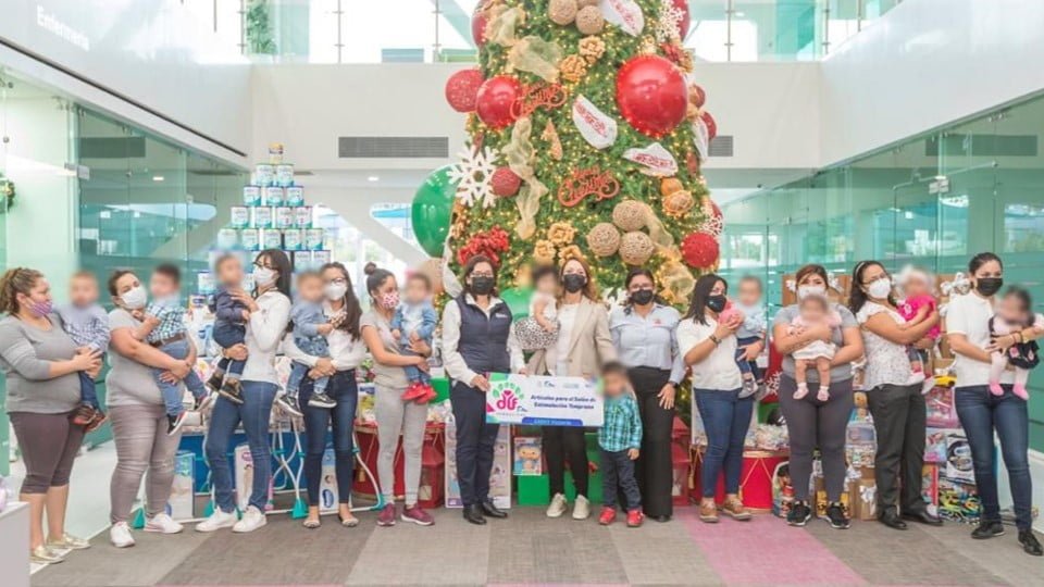 Premia Mariana Gómez  a ganadores del concurso de cartel de derechos de niñas, niños, adolescentes