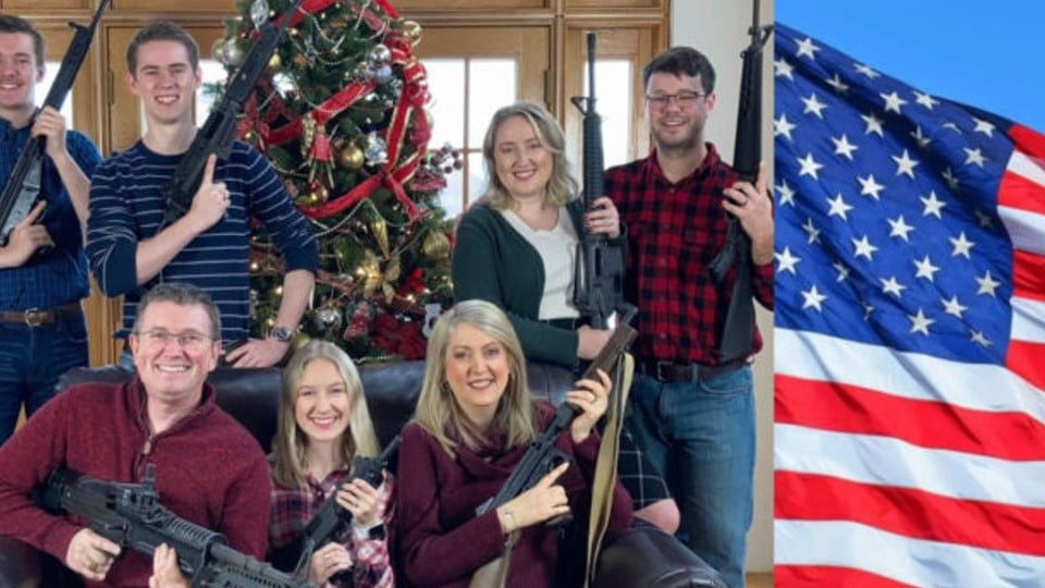  Polémica foto navideña de un congresista posando con armas largas en Estados Unidos