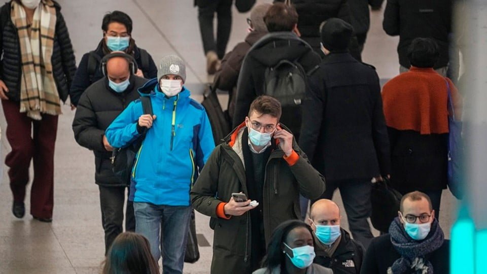 Variante ómicron tiene una tasa más alta de reinfección, pero con síntomas menos graves