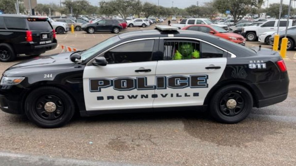 Arrestan a Grinch por hurtar juguetes de los niños en una tienda en Brownsville, Texas