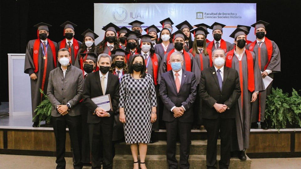 Realiza la Facultad de Derecho Victoria graduación de licenciaturas