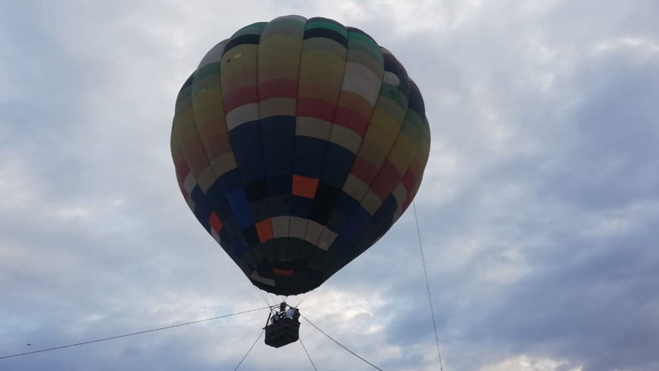 A bordo de un globo aerostático, le pide matrimonio a su novia