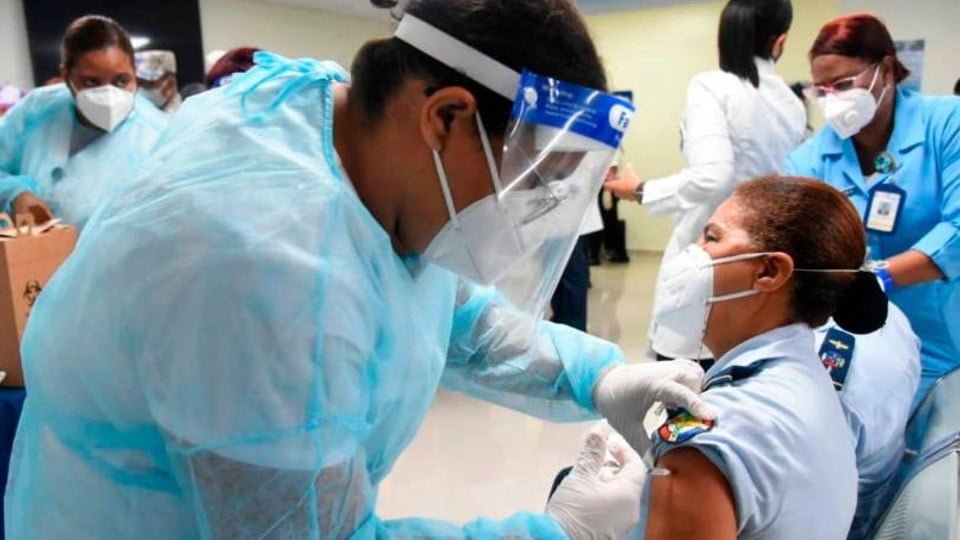 Vacunas Sinovac y Pfizer no son efectivas contra ómicron; asegura estudio chino
