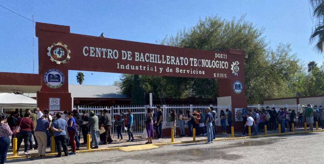 Jóvenes acuden a vacunarse en Río Bravo