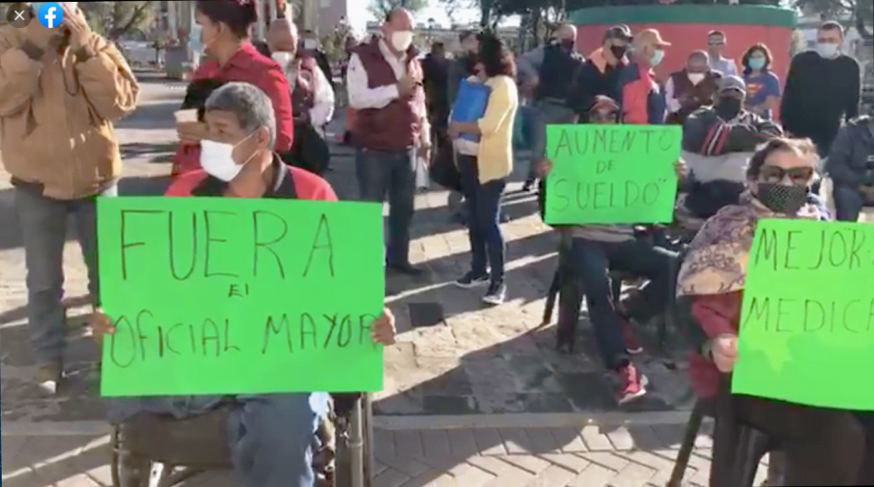 Se manifiestan pensionados de Matamoros, por falta de medicamento y malos tratos