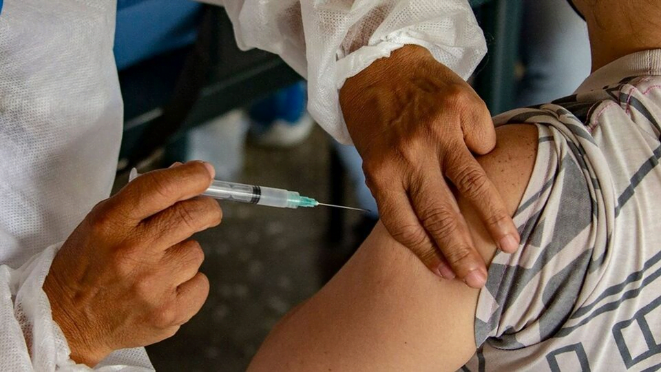 Inicia en 6 estados dosis de refuerzo contra COVID-19 para adultos mayores