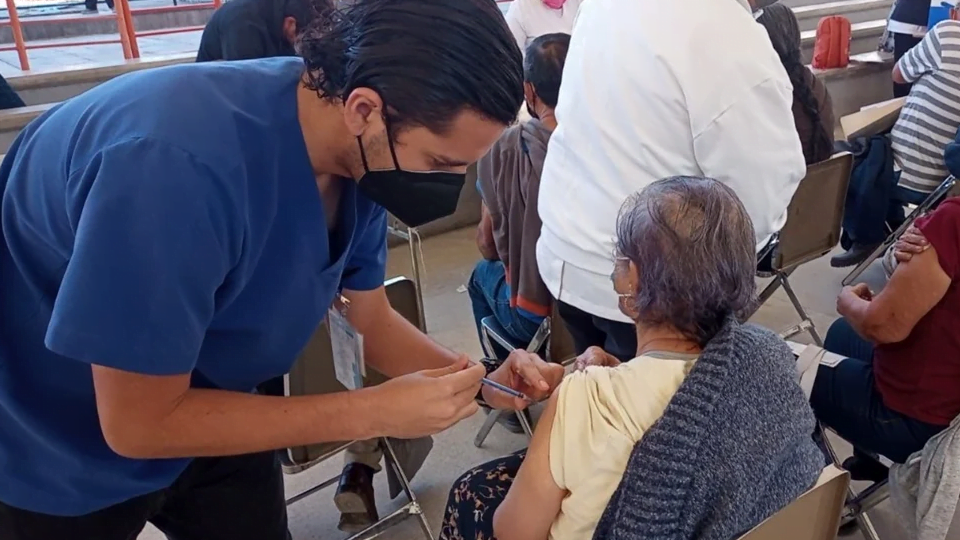 Aplican refuerzo de AstraZeneca para adultos mayores en Tamaulipas
