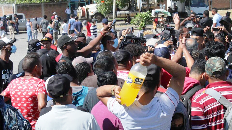 Desalojan a migrantes haitianos de campamento en Chiapas