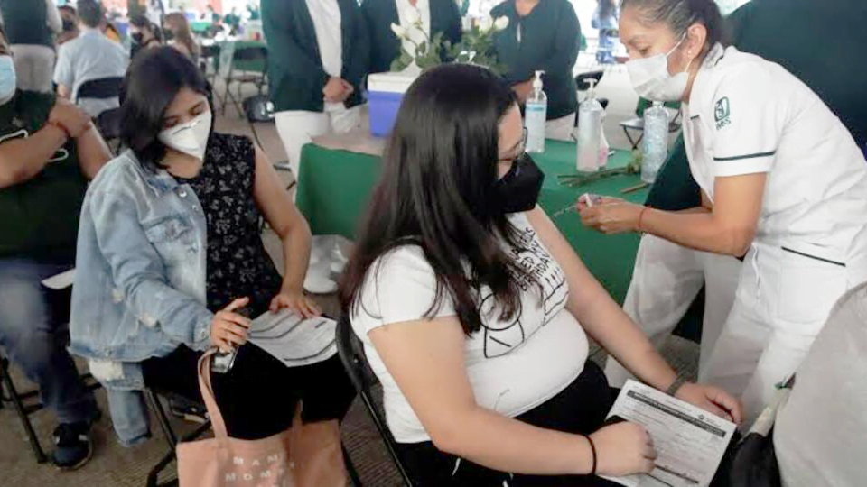 Maestros recibirán dosis de refuerzo después de adultos mayores