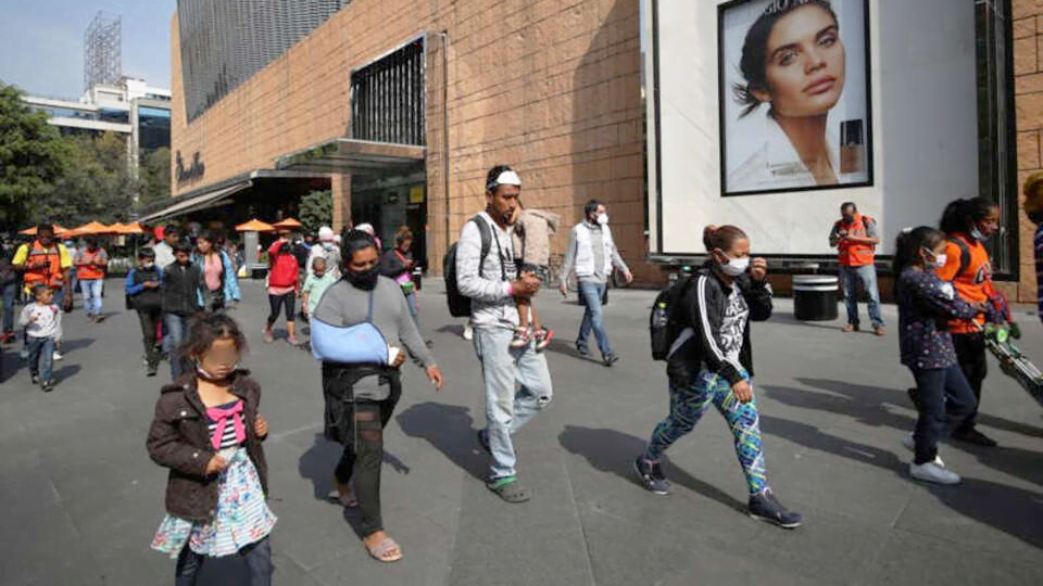 Alistan migrantes de la caravana su traslado al norte del país