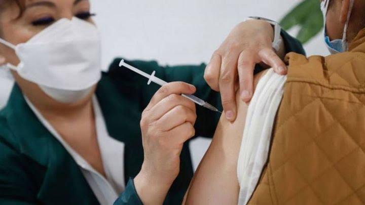 Piden a padres no llevar a jóvenes sin desayunar a vacunación covid