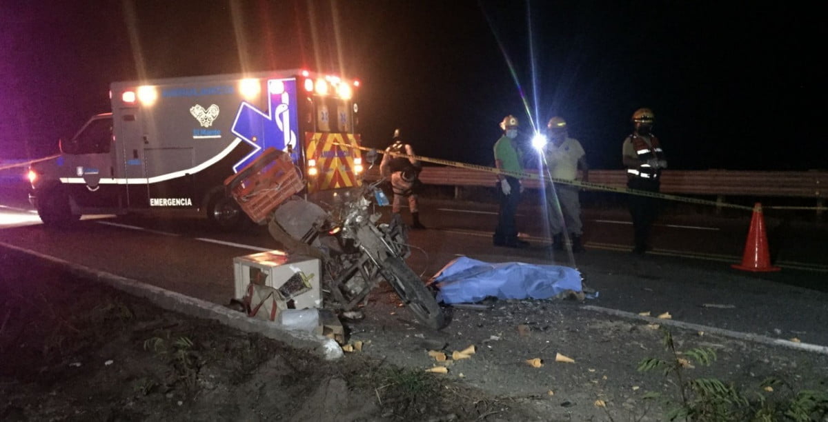 Vendedor de nieves choca contra camioneta y se mata en la carretera Mante-Tampico