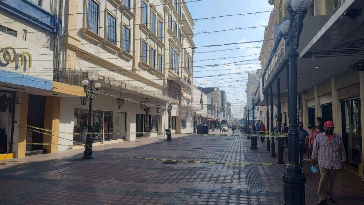 Cae cornisa de una tienda en la zona centro de Tampico; una joven resultó lesionada