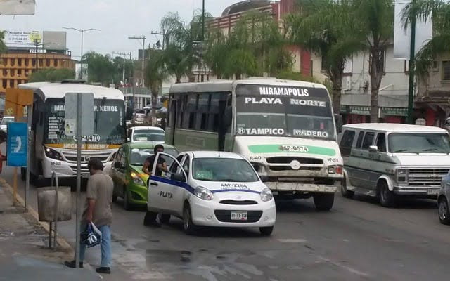 Por caos vial rutas suspenden pasar por los mercados de Tampico; tardan hasta una hora