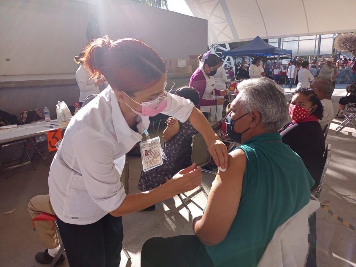 Aplican en Tamaulipas tercera dosis contra Covid-19 a 325 mil adultos mayores de 60 años