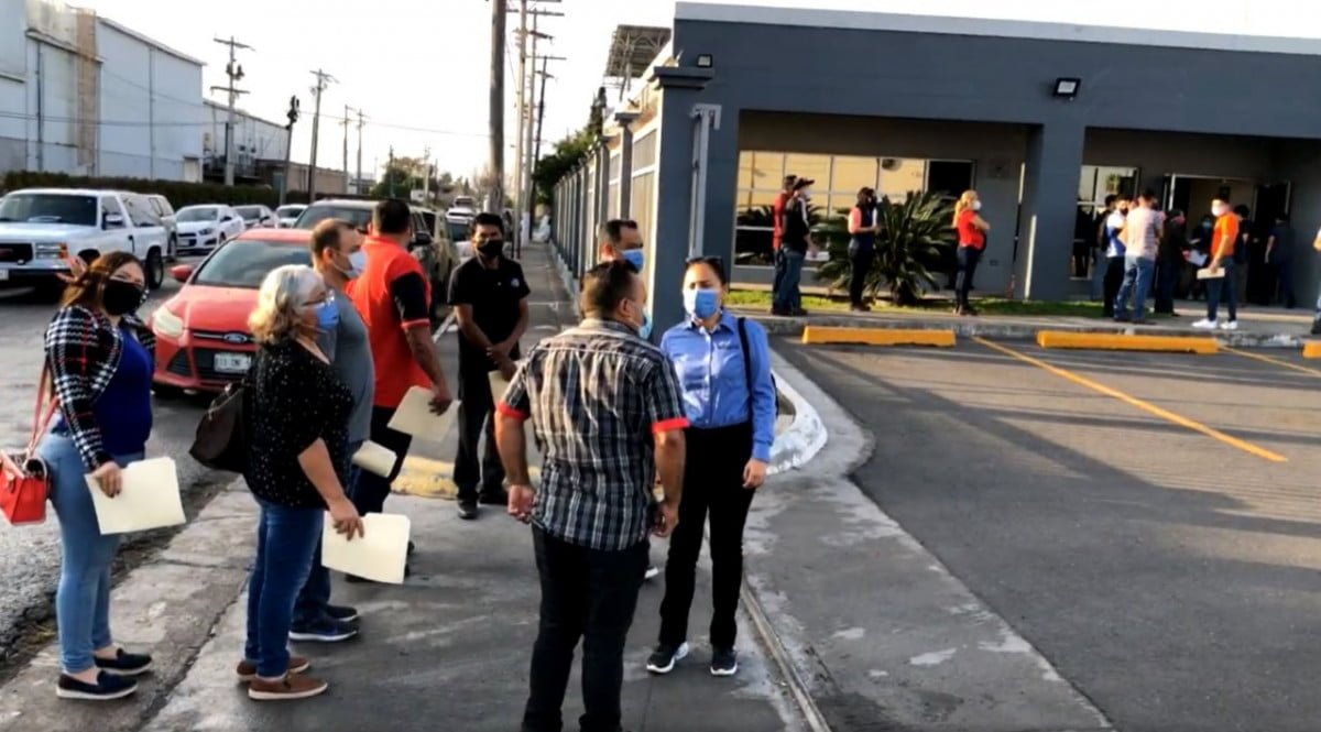 Reciben maestros de Matamoros vacuna Johnson, junto a maquiladores 