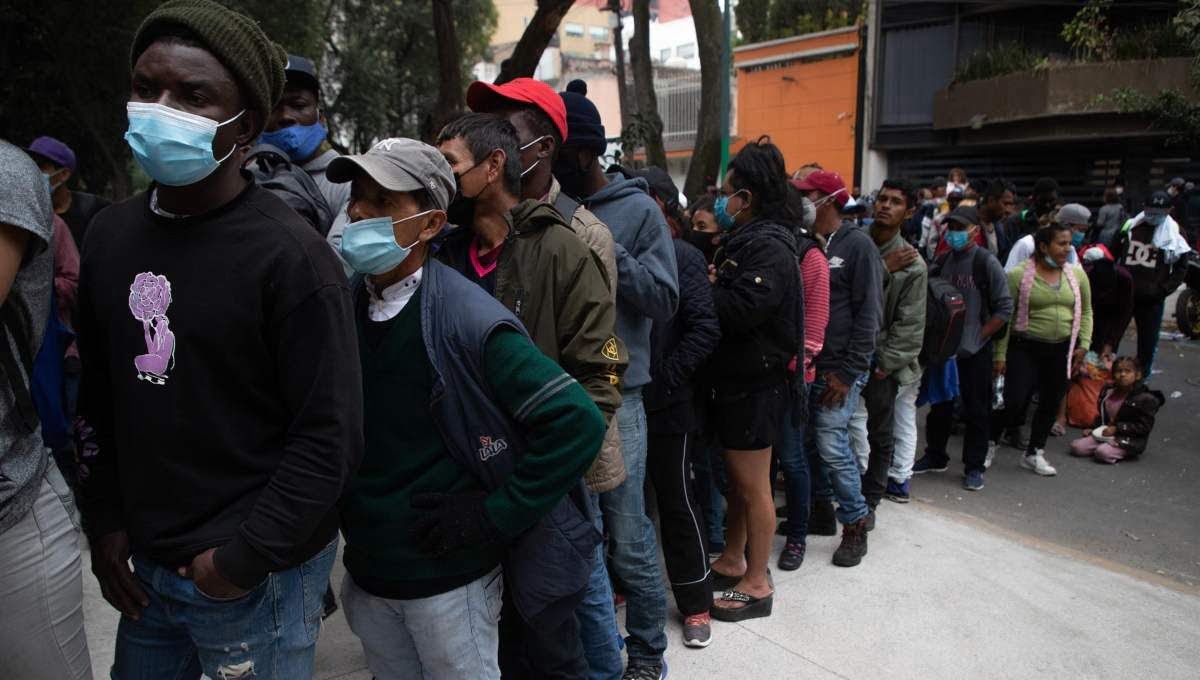 Entre reclamos, el INM entregó ayer primeras visas humanitarias en CDMX