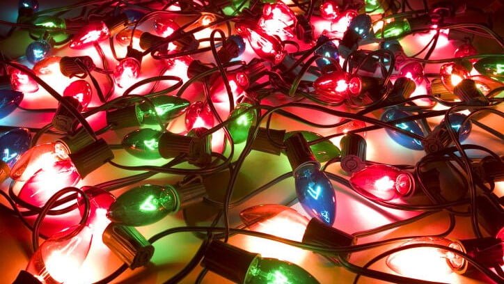 Recomienda PC no sobrecargar luces navideñas