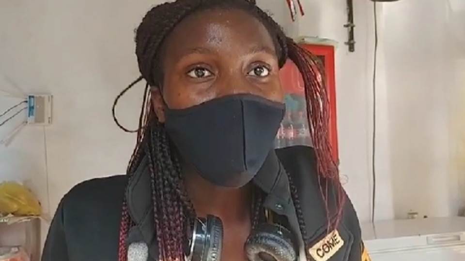 Joven africana lucha por sacar adelante a sus dos hermanos; busca el sueño americano 