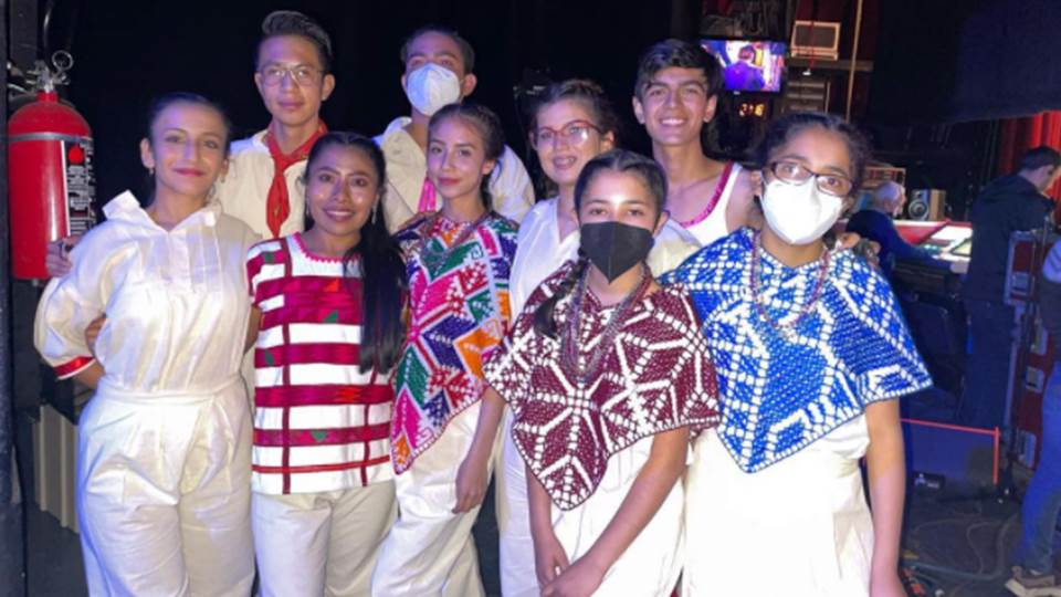 Yalitza Aparicio se dice orgullosa de sus raíces indígenas al debutar en teatro